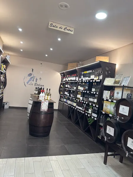 La Bodega by Rafael Agulló - Tienda de vinos en Elche/Elx - foto 2