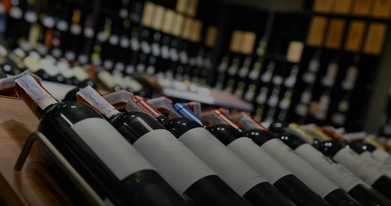 TCM Licores y Bodegas S.L. - Tienda de bebidas alcohólicas en Coria - foto 2